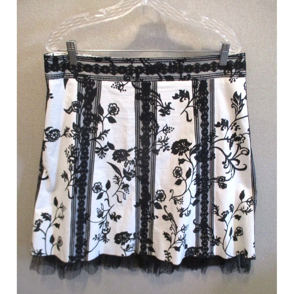 New York City design co. Floral Lace Skirt Size 14 Knee Length